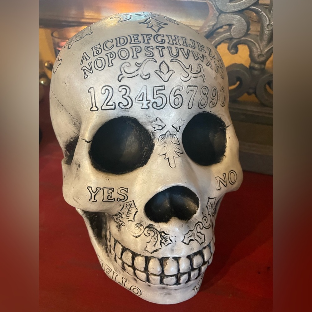 NWOT OUIJA Black And White Resin Skull Halloween 🖤💀🖤